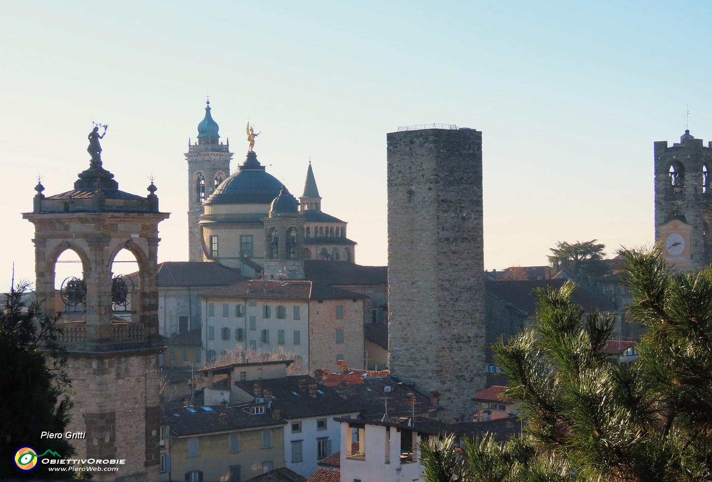 24 Da sx San Pancrazio, Duomo, S. Maria Maggiore, Cappella Colleoni, Torre del Gombito, Torre Civica.JPG